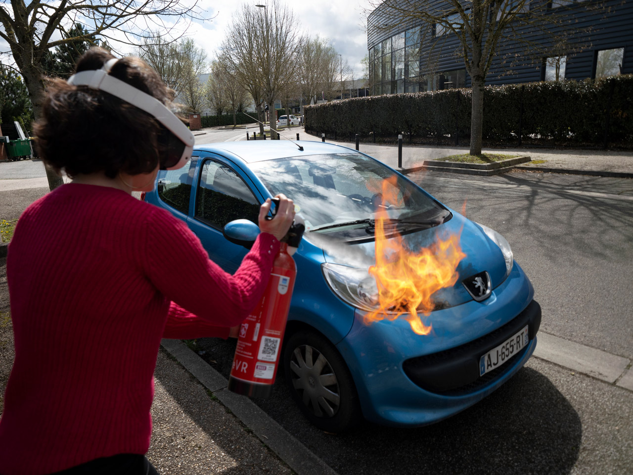 Stagiaire éteignant un feu de voiture grâce à FIRE AR